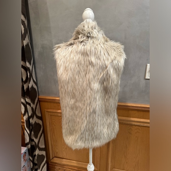 Faux Fur Vest women’s size Small. Great condition. - Picture 3 of 4